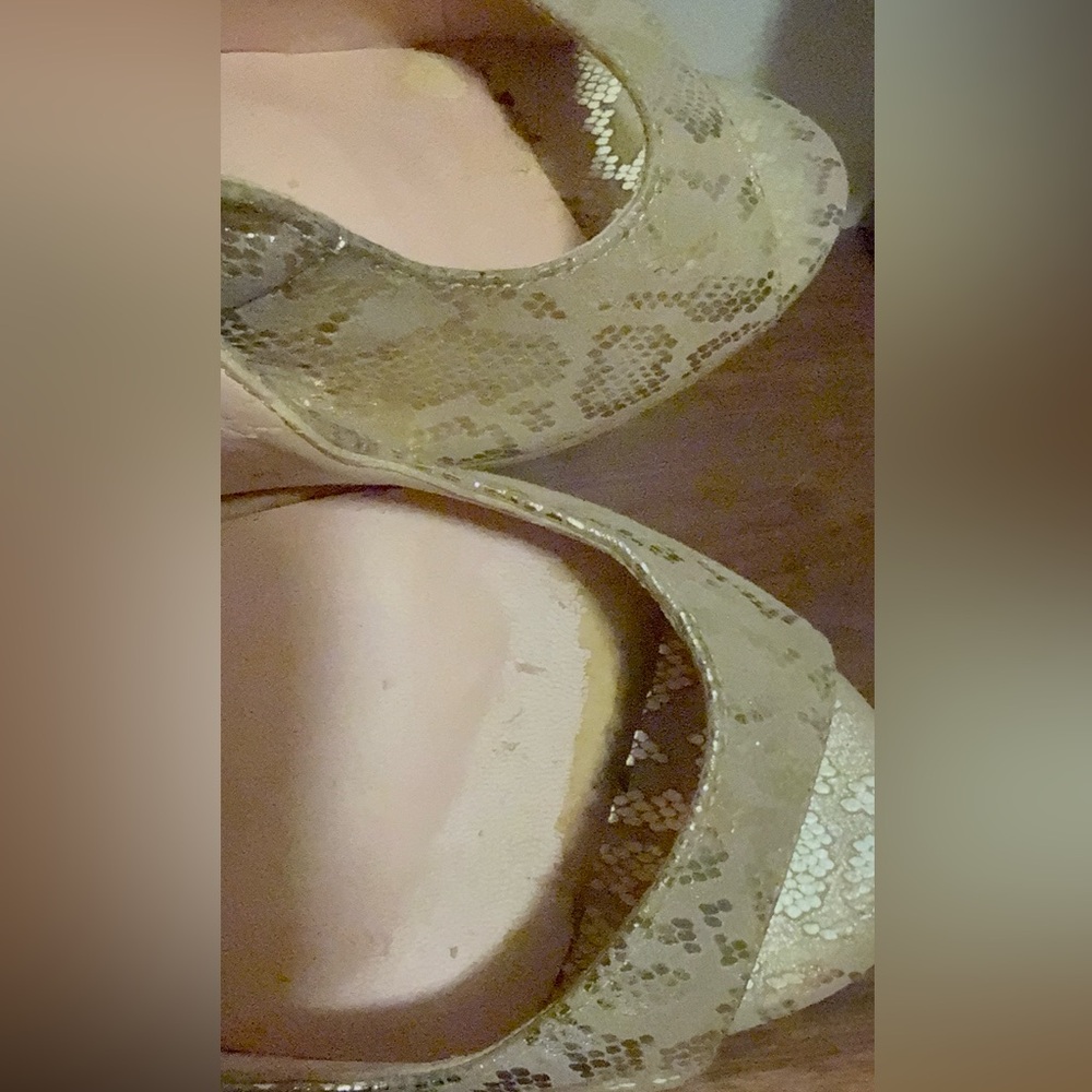 Andrea Slingback Pumps with Gold Heels size 8 - Picture 9 of 11